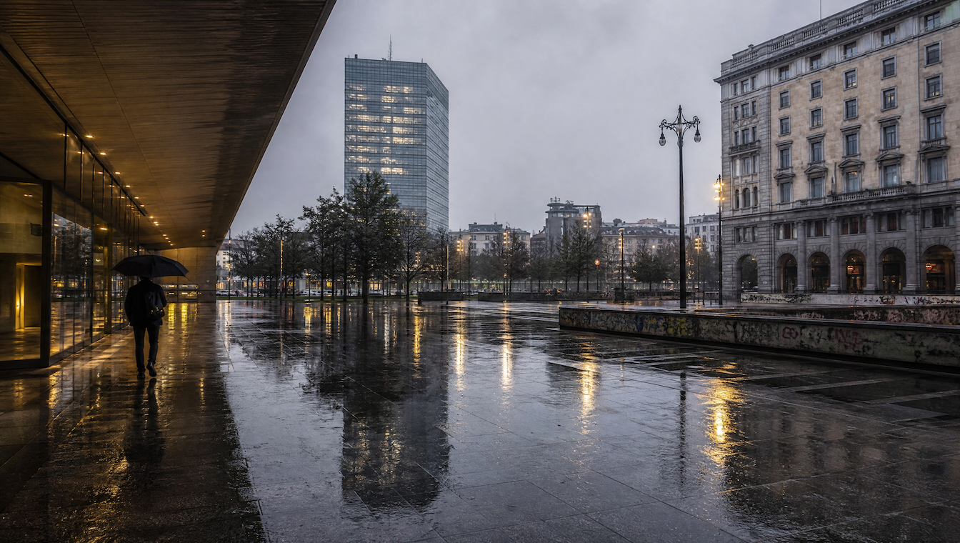 Piazzale urbano impermeabilizzato sotto la pioggia: gestione delle acque meteoriche